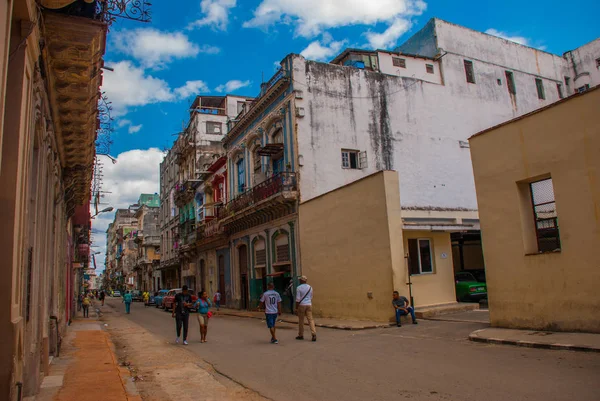 Street scene with traditional colorful buildings in downtown Havana. Cuba — Stock Photo, Image