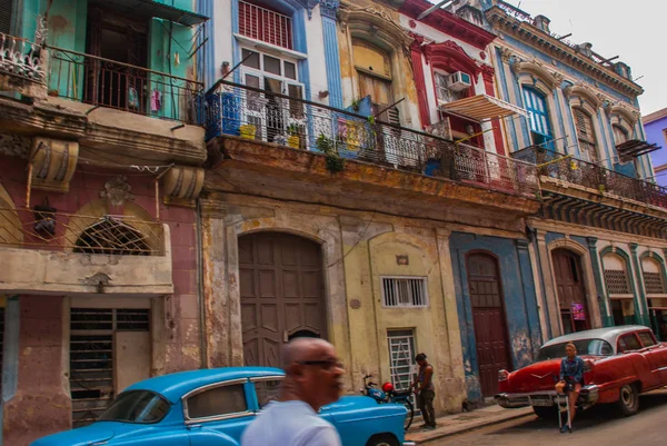 Escena callejera con coches antiguos clásicos y edificios coloridos tradicionales en el centro de La Habana. Cuba — Foto de Stock