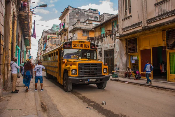 Utcakép a klasszikus régi autók és a hagyományos színes épületek Havanna belvárosában. Kuba — Stock Fotó