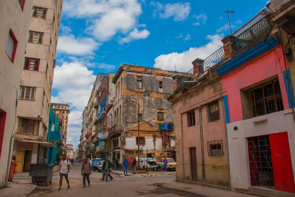 Escena callejera con edificios tradicionales de colores en el centro de La Habana. Cuba —  Fotos de Stock