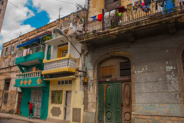 Cena de rua com edifícios tradicionais coloridos no centro de Havana. Cuba — Fotografia de Stock