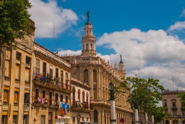 Büyük tiyatro Havana güzel güneşli bir günde. Küba