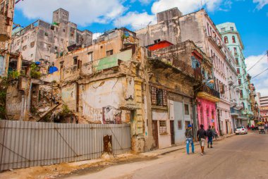 Harap bir ev ve bir çit ile geleneksel sokak. Havana. Küba