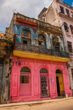 Şehir Havana geleneksel renkli binalar ile sokak sahne. Küba