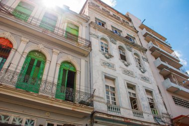 Geleneksel yapılar ile bulutlar mavi gökyüzü arka plan üzerinde renkli cephe ile klasik tarzda. Havana. Küba