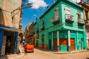 Kırmızı kırık araba. Klasik eski arabalar ve şehir Havana geleneksel renkli binalar ile sokak sahne. Küba