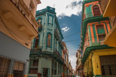 Eski klasik evleri ile geleneksel sokak. Havana. Küba