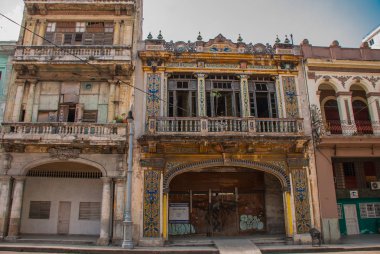 Geleneksel yapılar renkli cephe ile klasik tarzda. Havana. Küba