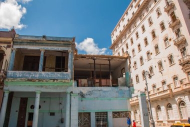 Geleneksel yapılar ile bulutlar mavi gökyüzü arka plan üzerinde renkli cephe ile klasik tarzda. Havana. Küba