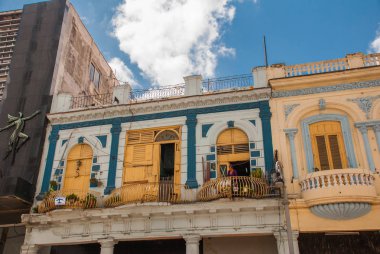 Geleneksel yapılar ile bulutlar mavi gökyüzü arka plan üzerinde renkli cephe ile klasik tarzda. Havana. Küba