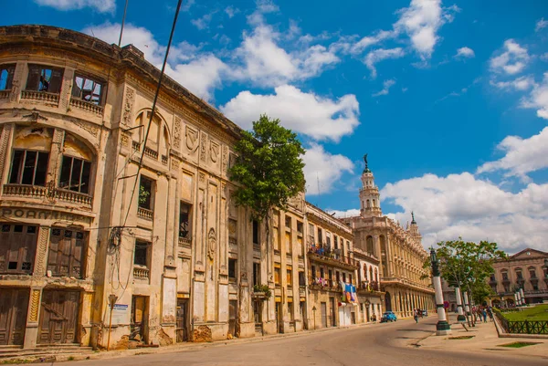Respaldo clásico destrozado. El Gran Teatro de La Habana en un hermoso día soleado. Cuba — Foto de Stock