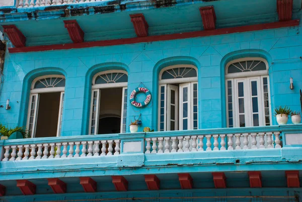 Fragment av byggnaden, inskriptionen uthyres. Havanna. Kuba — Stockfoto