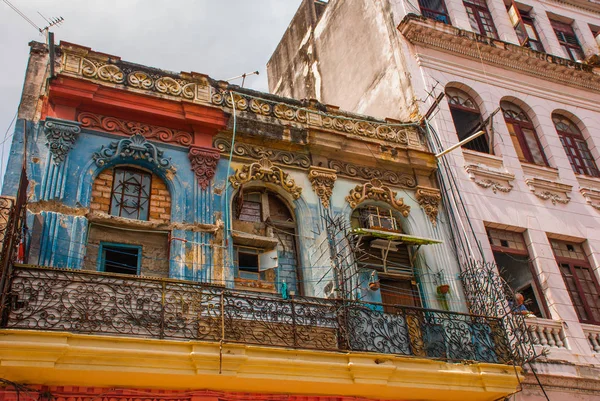 Escena callejera con edificios tradicionales de colores en el centro de La Habana. Cuba — Foto de Stock