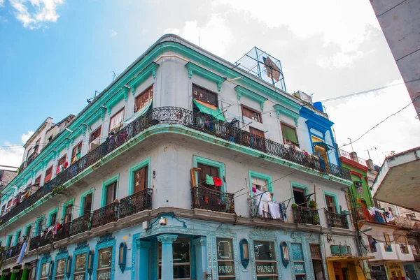 Edificios tradicionales de estilo clásico con fachadas coloridas en el fondo del cielo azul con nubes. La Habana. Cuba — Foto de Stock