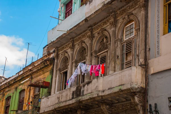 Dolgokat, és ruházati szárad, az utcán. Hagyományos épületek színes homlokzatok klasszikus stílusban. Havanna. Kuba — Stock Fotó