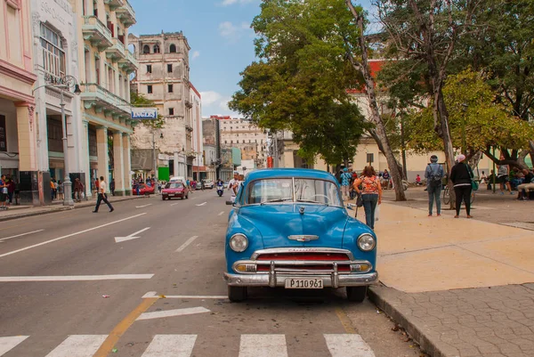 Vintage retro autó kék, Havanna Óvárosának területén egy hagyományos utcában. Kuba — Stock Fotó