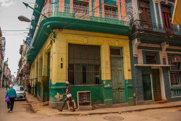 Calle tradicional con casas clásicas antiguas. La Habana. Cuba — Foto de Stock