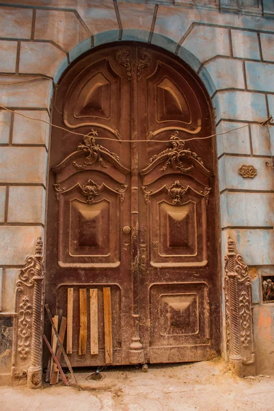 Старая деревянная дверь крупным планом на улице. Гавана. Куба — стоковое фото