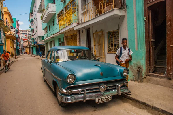 올드 하바나 지역에서 전통적인 거리에 청록색 빈티지 레트로 자동차. 쿠바 — 스톡 사진