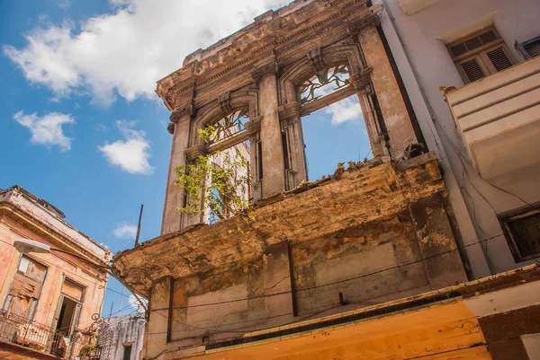 Casa destruída na rua contra o céu azul com nuvens. Havana. Cuba — Fotografia de Stock