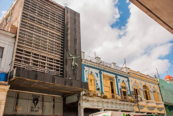 Edifici tradizionali in stile classico con facciate colorate sullo sfondo del cielo blu con nuvole. L'Avana. Cuba — Foto Stock