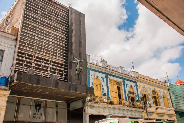 Edificios tradicionales de estilo clásico con fachadas coloridas en el fondo del cielo azul con nubes. La Habana. Cuba —  Fotos de Stock