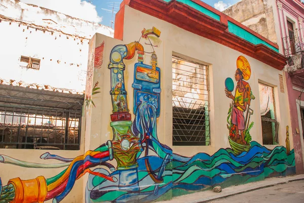 Graffiti incomum na casa, desenhando na parede: tubos de esgoto, água, homem. Havana. Cuba — Fotografia de Stock