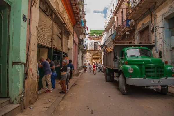 Camion vert rétro vintage dans une rue traditionnelle de la Vieille Havane. Cuba — Photo