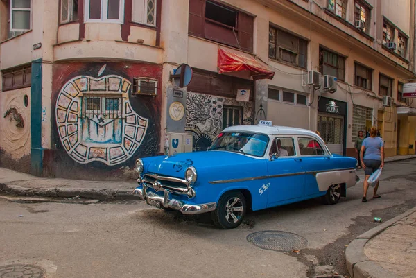 Γκράφιτι στον τοίχο. Vintage ρετρό αυτοκίνητο μπλε σε έναν παραδοσιακό δρόμο στην περιοχή παλιά Αβάνα. Κούβα — Φωτογραφία Αρχείου