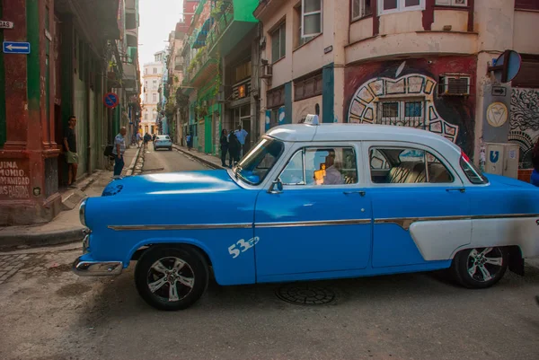 Graffiti a falon. Vintage retro autó kék, Havanna Óvárosának területén egy hagyományos utcában. Kuba — Stock Fotó