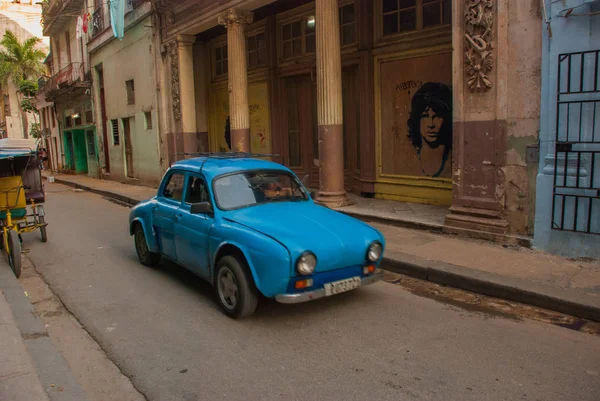 Vintage retro autó kék, Havanna Óvárosának területén egy hagyományos utcában. Kuba — Stock Fotó
