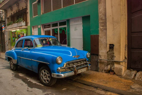 올드 하바나 지역에서 전통적인 거리에 블루 빈티지 레트로 자동차. 쿠바 — 스톡 사진