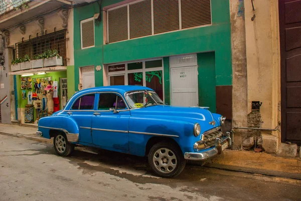 Voiture rétro vintage bleue dans une rue traditionnelle de la Vieille Havane. Cuba — Photo