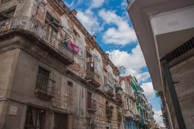 Aşağıdan yukarıya görünümü: Klasik bir ev ve mavi gökyüzü bulutlu. Havana. Küba