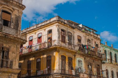 Aşağıdan yukarıya görünümü: Klasik bir ev ve mavi gökyüzü bulutlu. Havana. Küba