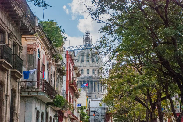 Kuba zászlaja. Capitolio Nacional, El Capitolio, a távolban, a háttér egy hagyományos utcában. Havanna. Kuba — Stock Fotó