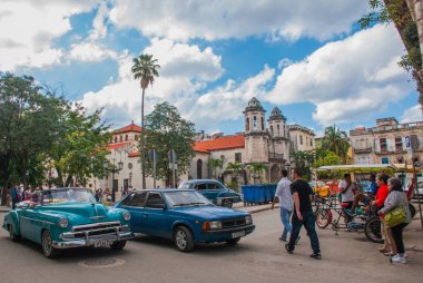 Mavi-yeşil renk Katolik Katedrali yakınındaki Retro Amerikan arabası. Havana. Küba