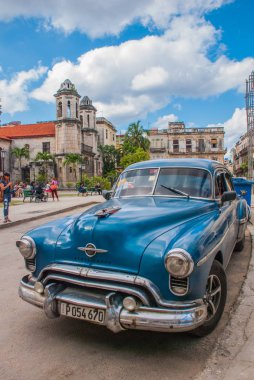 Mavi-yeşil renk Katolik Katedrali yakınındaki Retro Amerikan arabası. Havana. Küba