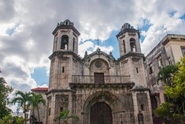 Bulutlar gökyüzü zemin üzerine Katolik Katedrali. Havana. Küba