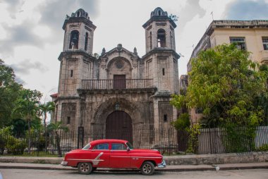 Katolik Katedrali yakınındaki Kırmızı renkteki Retro Amerikan arabası. Havana. Küba