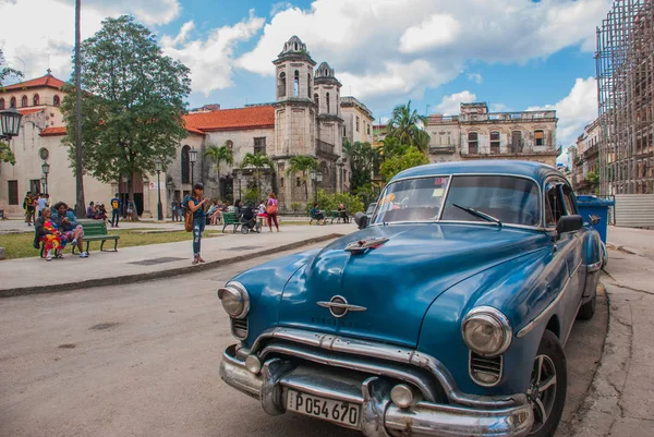 Ретро американський автомобіль синьо зеленого кольору поблизу католицький собор. Гавана. Куби — стокове фото