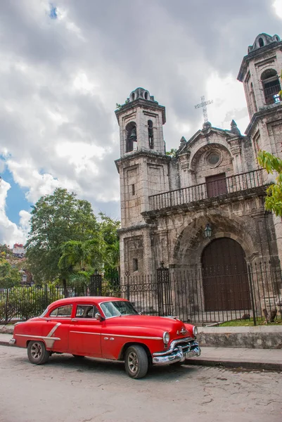Katolik Katedrali yakınındaki Kırmızı renkteki Retro Amerikan arabası. Havana. Küba