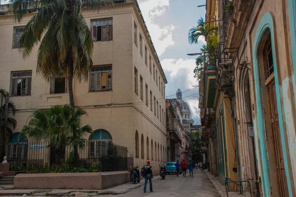 Capitolio Nacional, El Capitolio, a távolban, a háttér egy hagyományos utcában. Havanna. Kuba — Stock Fotó