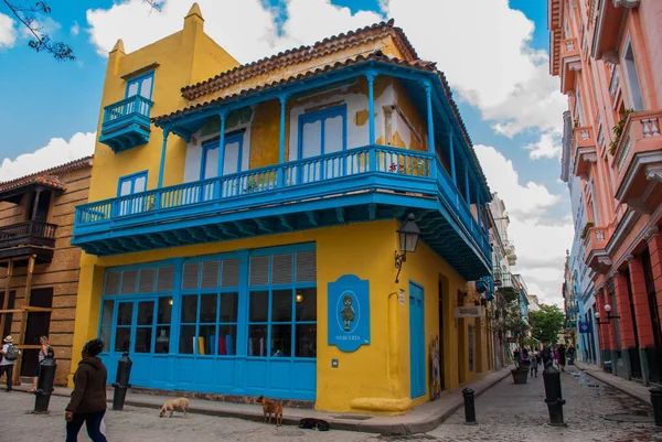 Bela tarefa clássica com decoração no fundo do céu azul com nuvens. Havana. Cuba — Fotografia de Stock