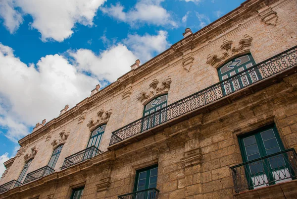 Hermosa tarea clásica con decoración en el fondo del cielo azul con nubes. La Habana. Cuba — Foto de Stock