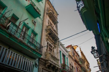 Şehir Havana geleneksel renkli binalar ile sokak sahne. Küba