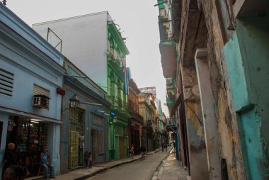 Küba bayrağı müesseseden. Şehir Havana geleneksel renkli binalar ile sokak sahne. Küba