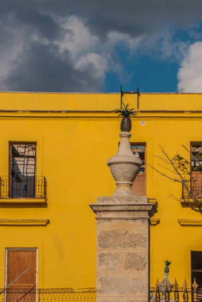 Decoração nas costas na forma de abacaxi. Uma missão clássica. Havana. Cuba — Fotografia de Stock