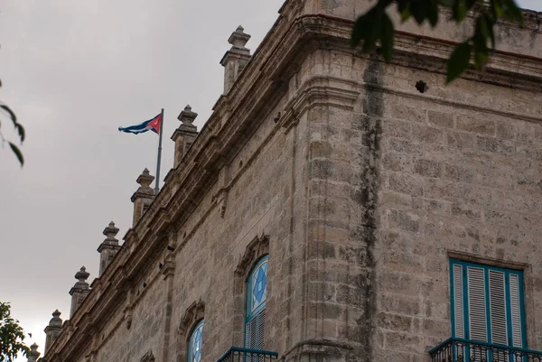 Decoración en la espalda en forma de piña. Una búsqueda clásica. La Habana. Cuba — Foto de Stock