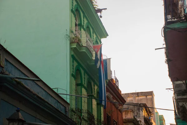 Drapeau cubain sur la maison. Scène de rue avec des bâtiments traditionnels colorés au centre-ville de La Havane. Cuba — Photo